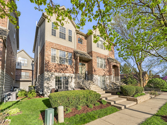 265 N WILMETTE Avenue, Westmont, IL