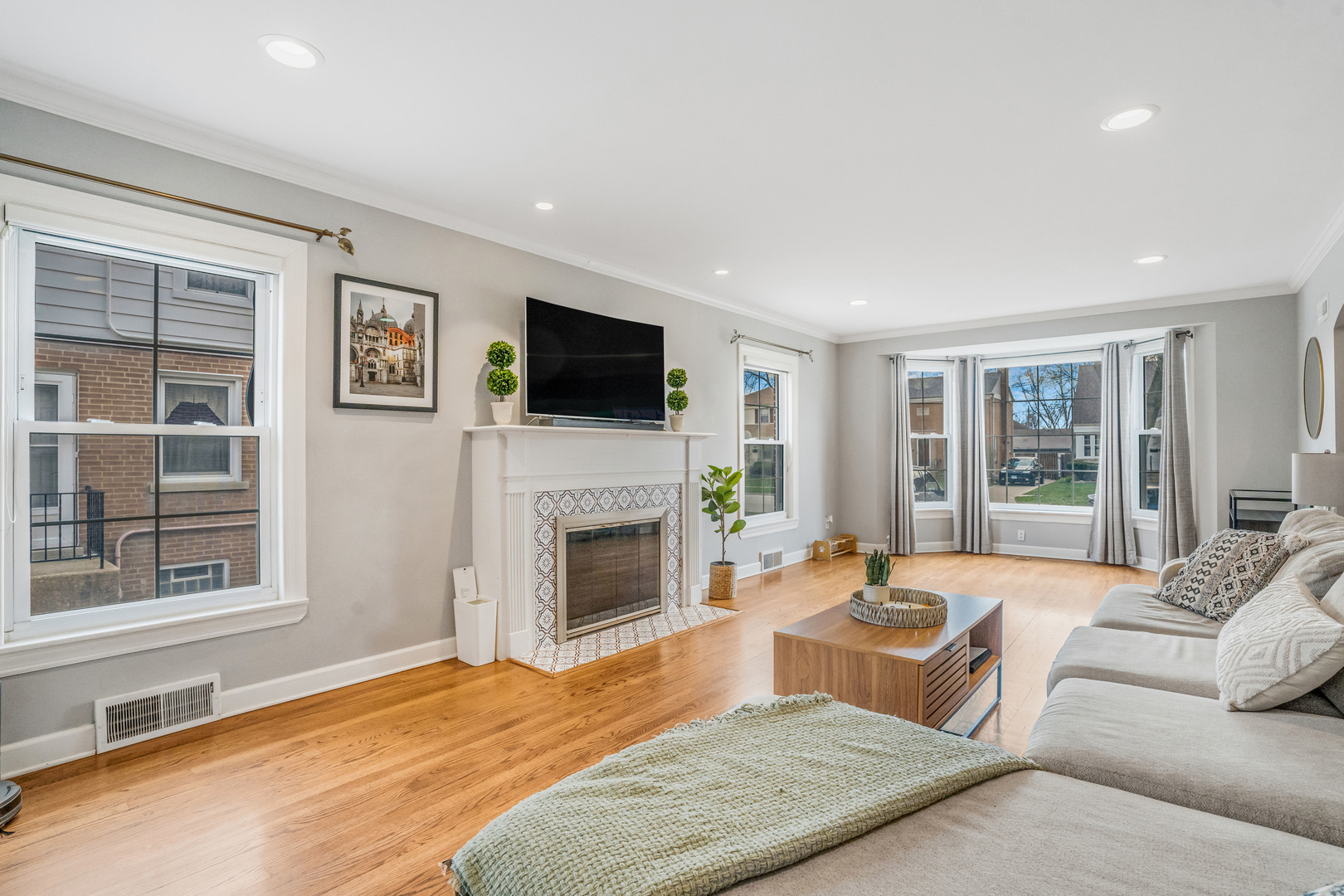 1907 Portsmouth Avenue, Westchester, IL