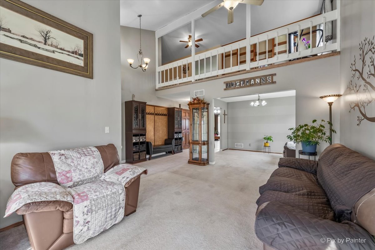 1097 Amberwood Drive, Crystal Lake, IL