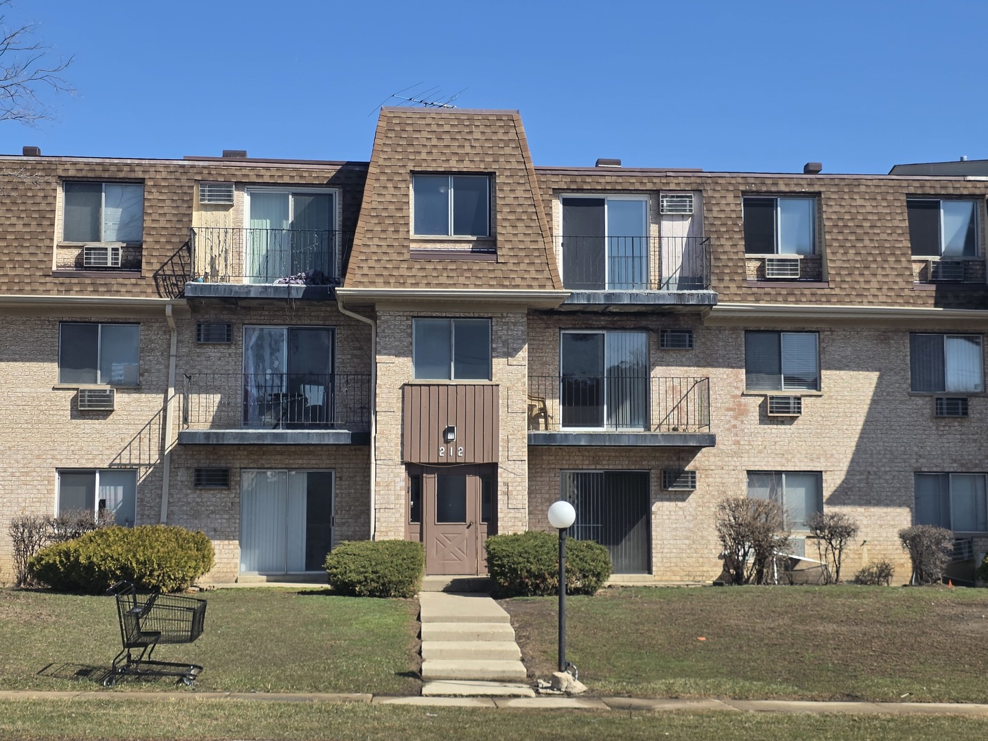 212 Shorewood Drive #2D, Glendale Heights, IL
