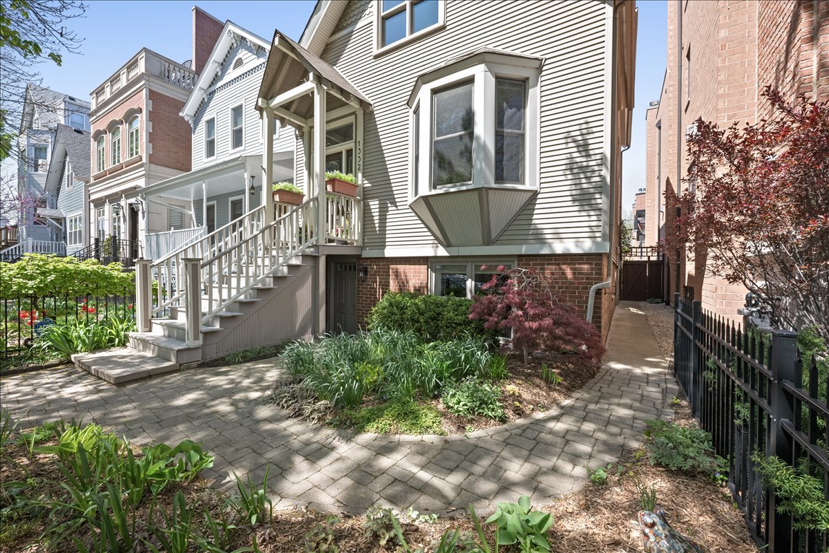 1332 W School Street, Chicago, IL