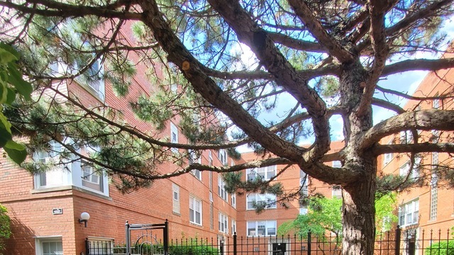 2410 W Farragut Avenue #3B, Chicago, IL