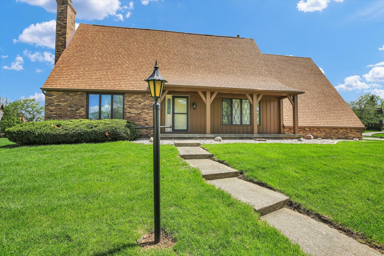 1 Lyndhurst Place, Champaign, IL