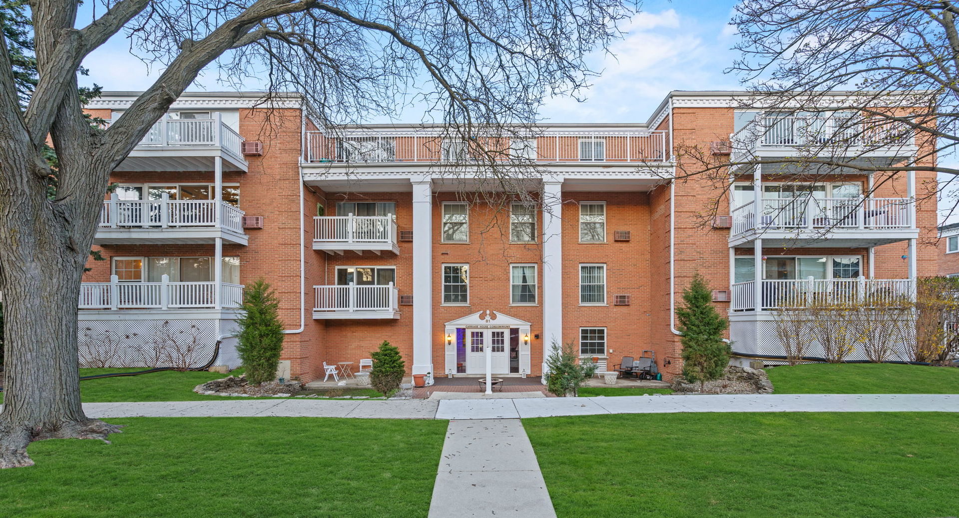 81 S 6th Avenue #202, La Grange, IL