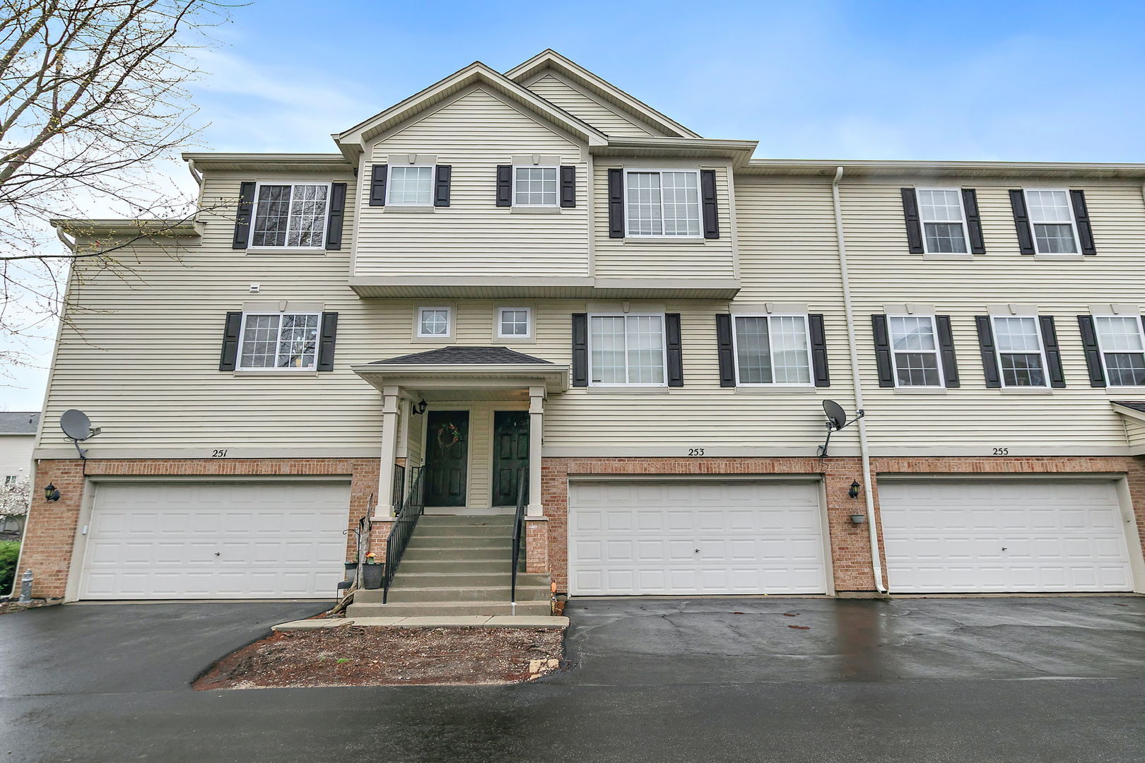 253 Evergreen Circle, Gilberts, IL