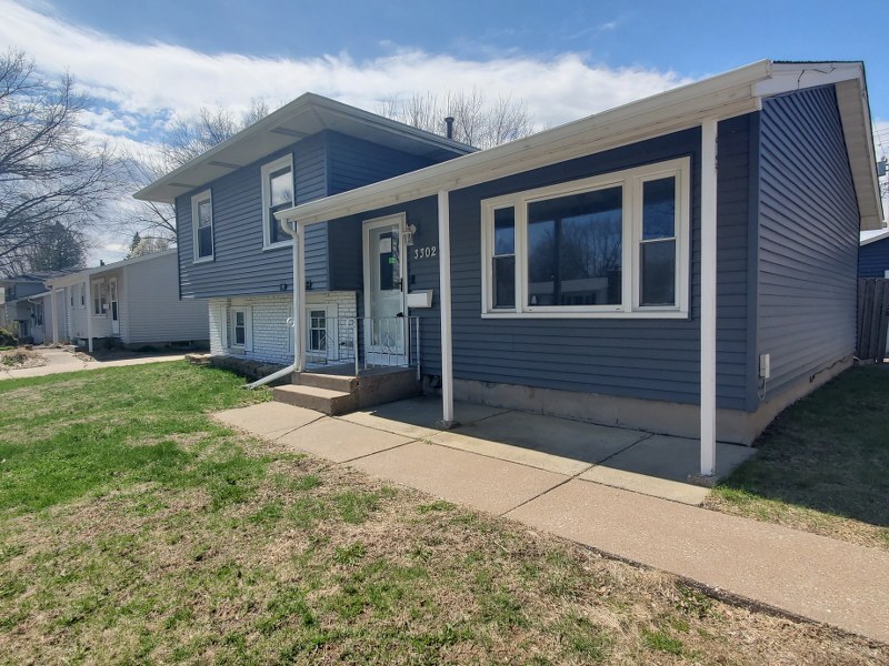 3302 Greenbrier Drive, Bettendorf, IA