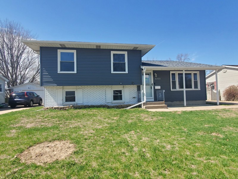 3302 Greenbrier Drive, Bettendorf, IA