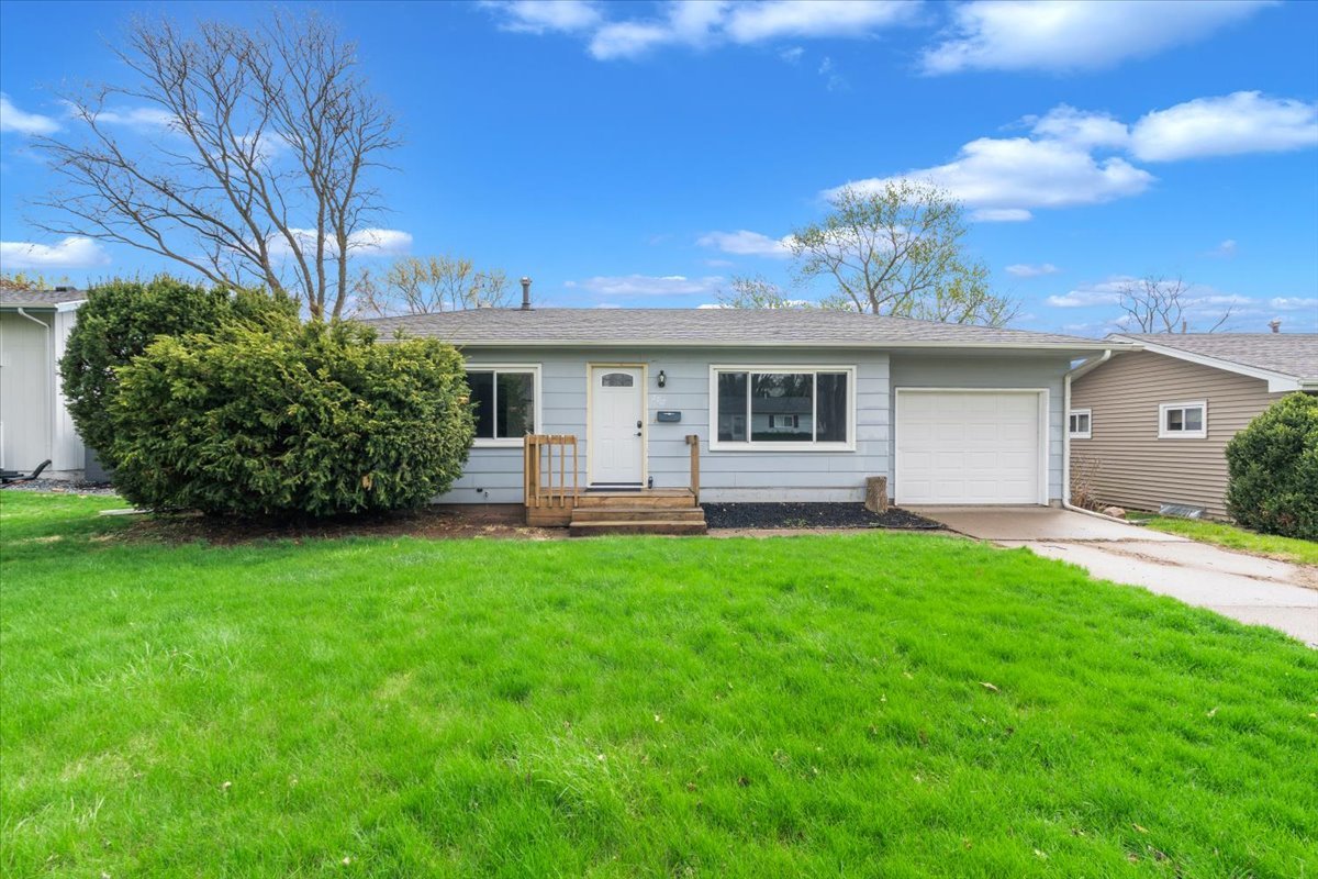 2707 Cypress Drive, Bettendorf, IA