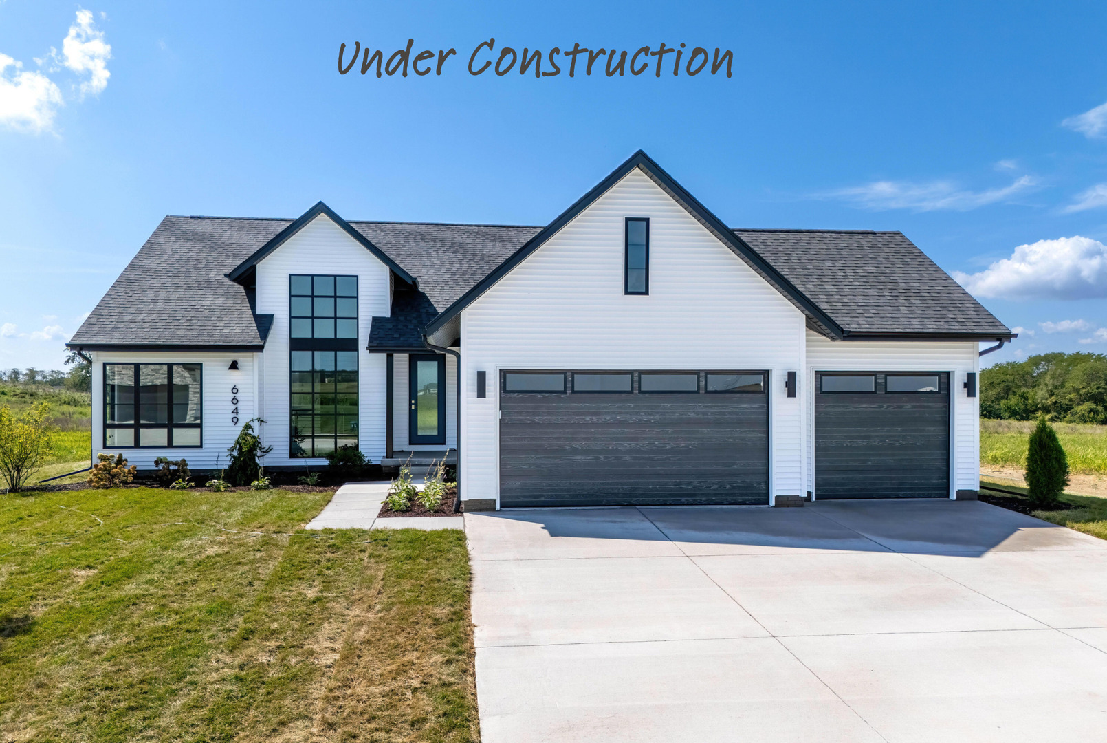 6 Viola Drive, Le Claire, IA