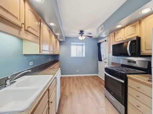 13616 Royal Court #207, Crestwood, IL