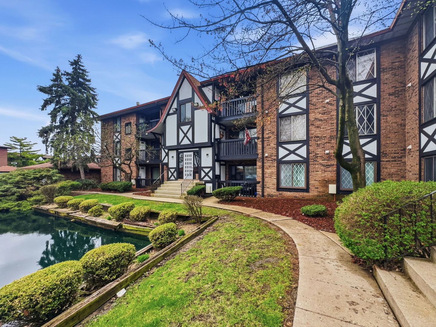 13616 Royal Court #207, Crestwood, IL