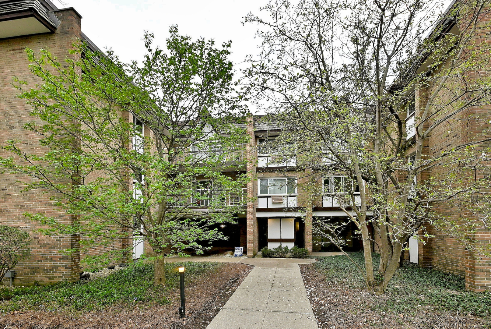 360 Claymoor Avenue #2E, Hinsdale, IL