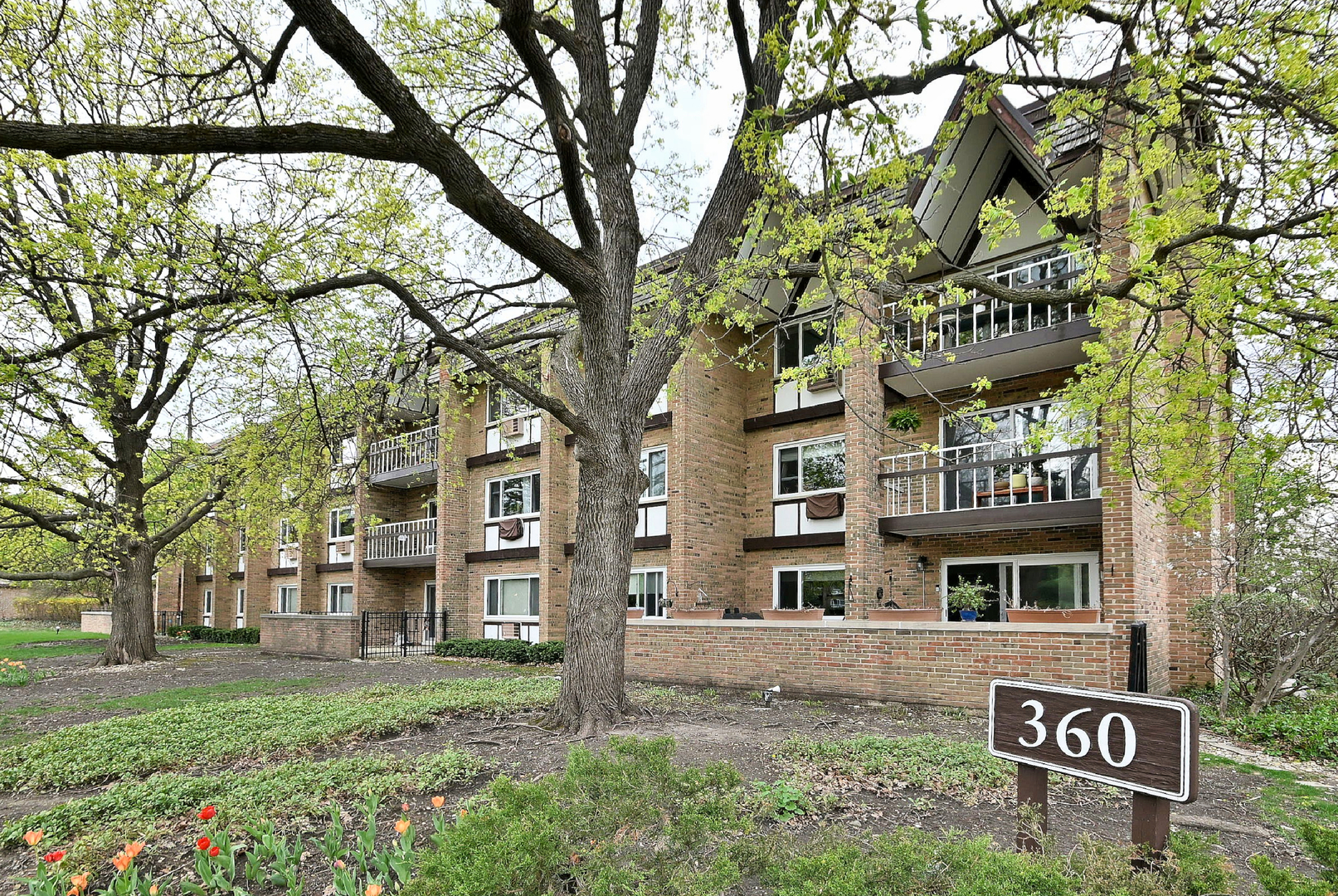 360 Claymoor Avenue #2E, Hinsdale, IL
