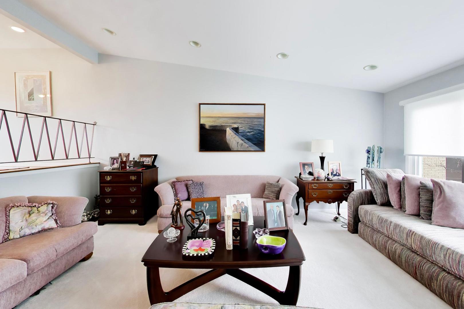 6643 Davis Street, Morton Grove, IL