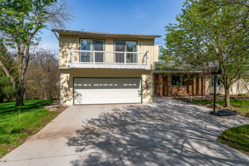 9 Valley View Drive, Blue Grass, IA