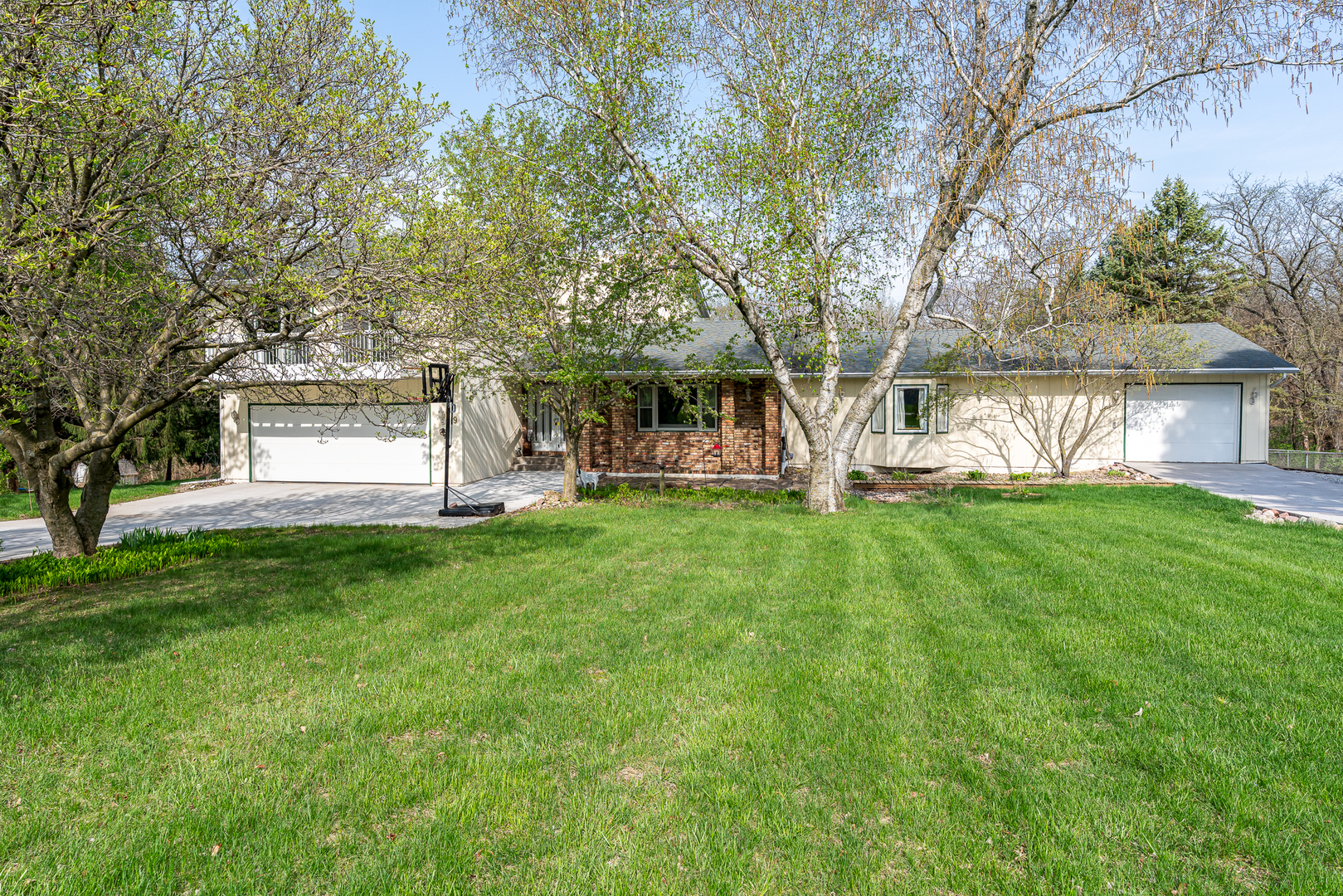 9 Valley View Drive, Blue Grass, IA
