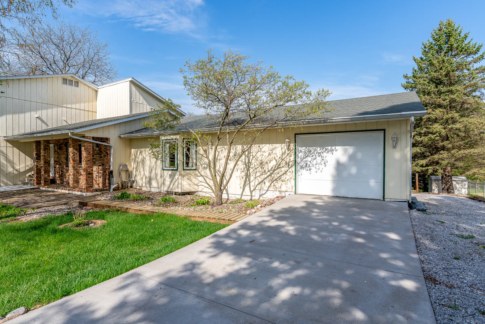 9 Valley View Drive, Blue Grass, IA