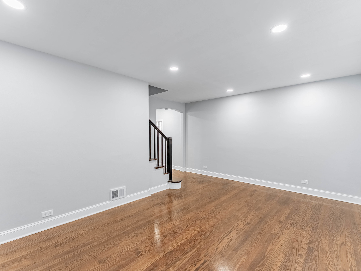 8252 S Calumet Avenue, Chicago, IL