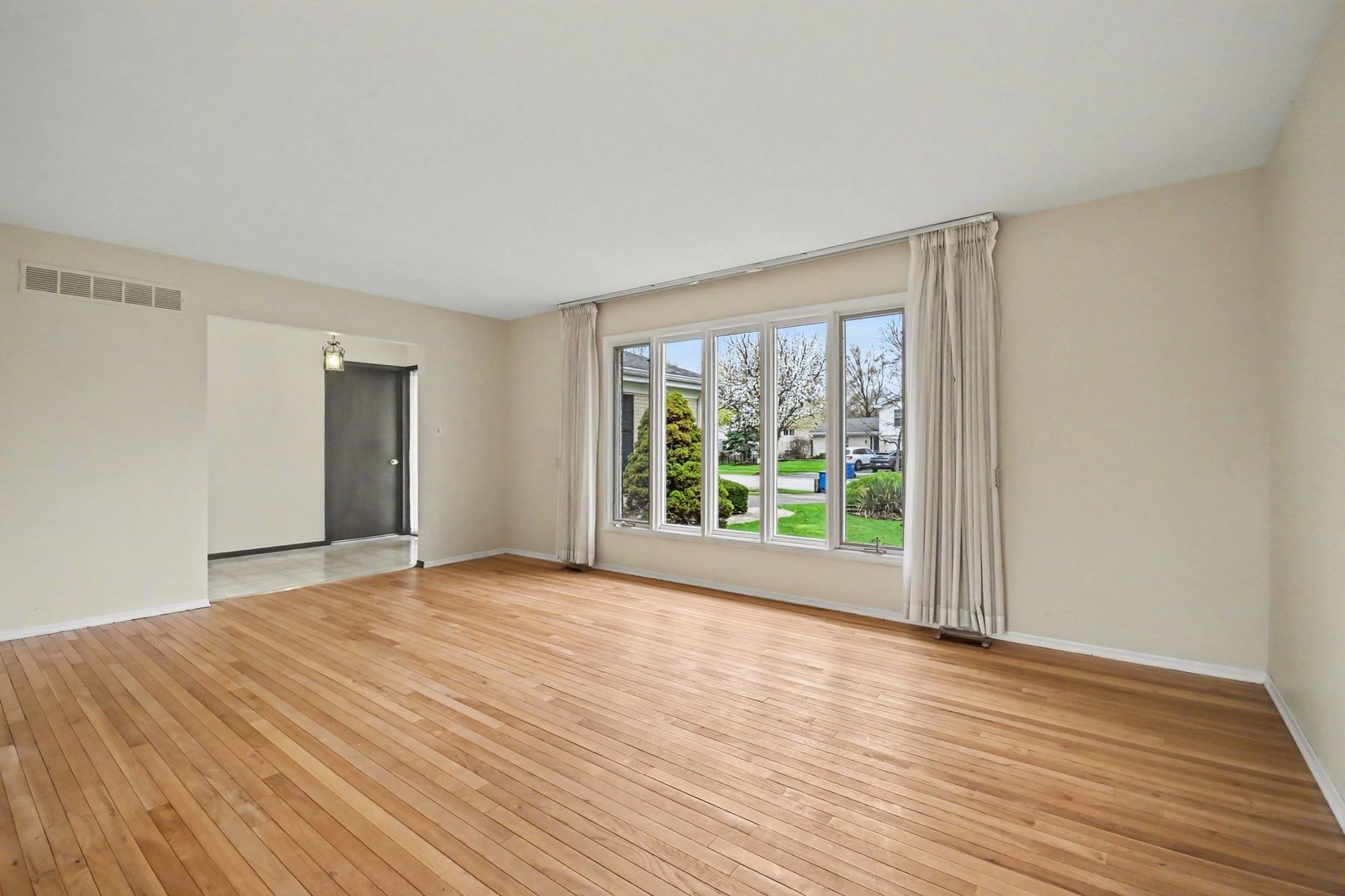 3941 Roslyn Road, Downers Grove, IL