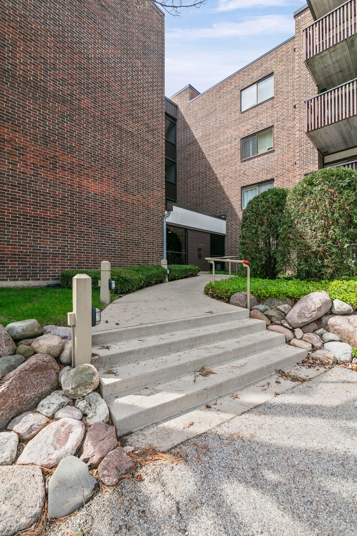 690 Chandler Road #205, Gurnee, IL