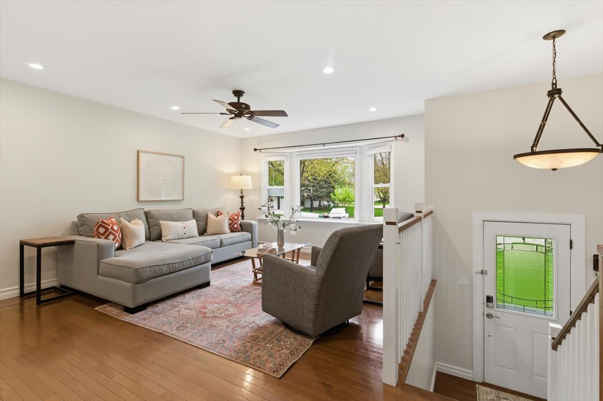 836 Longmeadow Drive, Geneva, IL