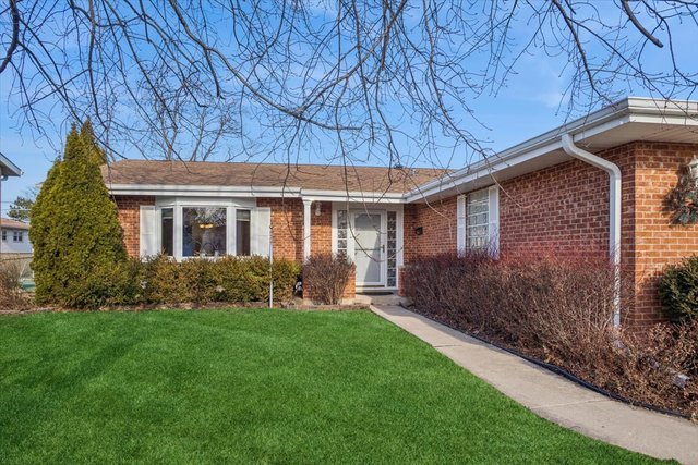 1820 W Thornwood Lane, Mount Prospect, IL