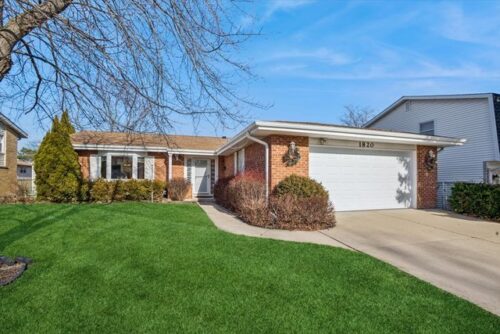 1820 W Thornwood Lane, Mount Prospect, IL