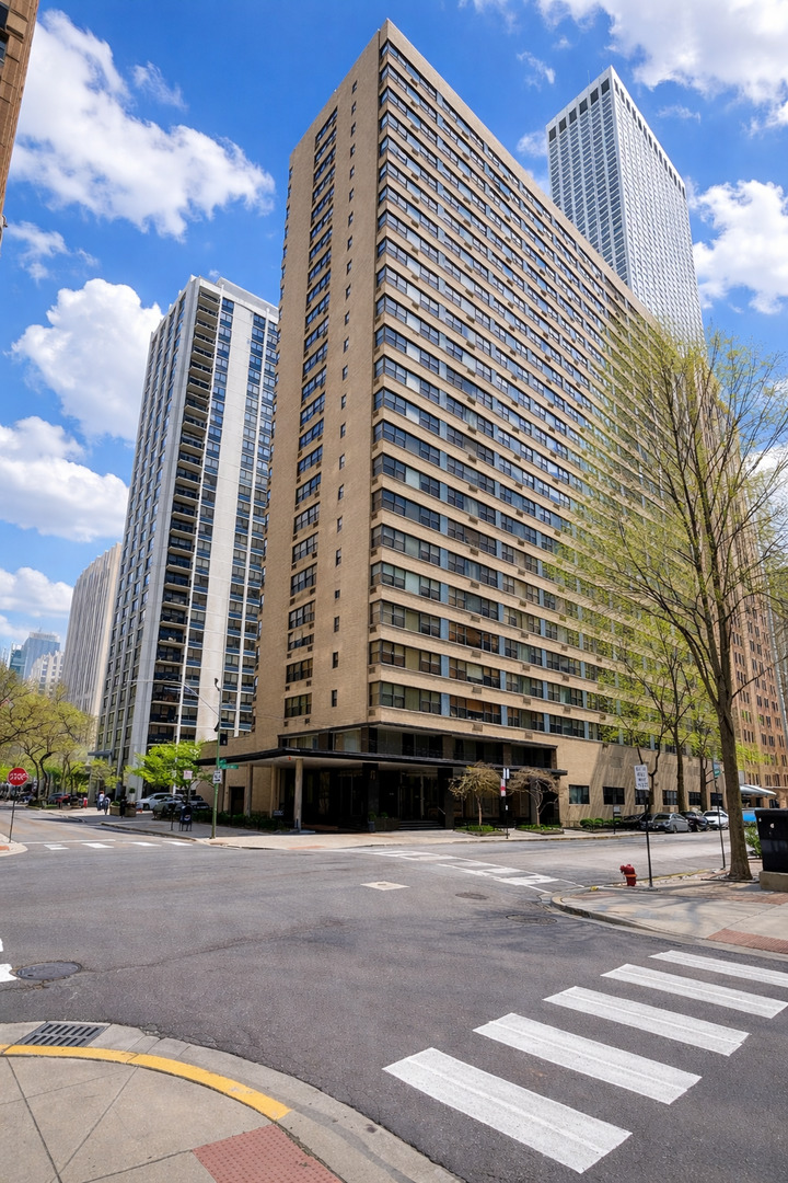 850 N Dewitt Place #15F, Chicago, IL