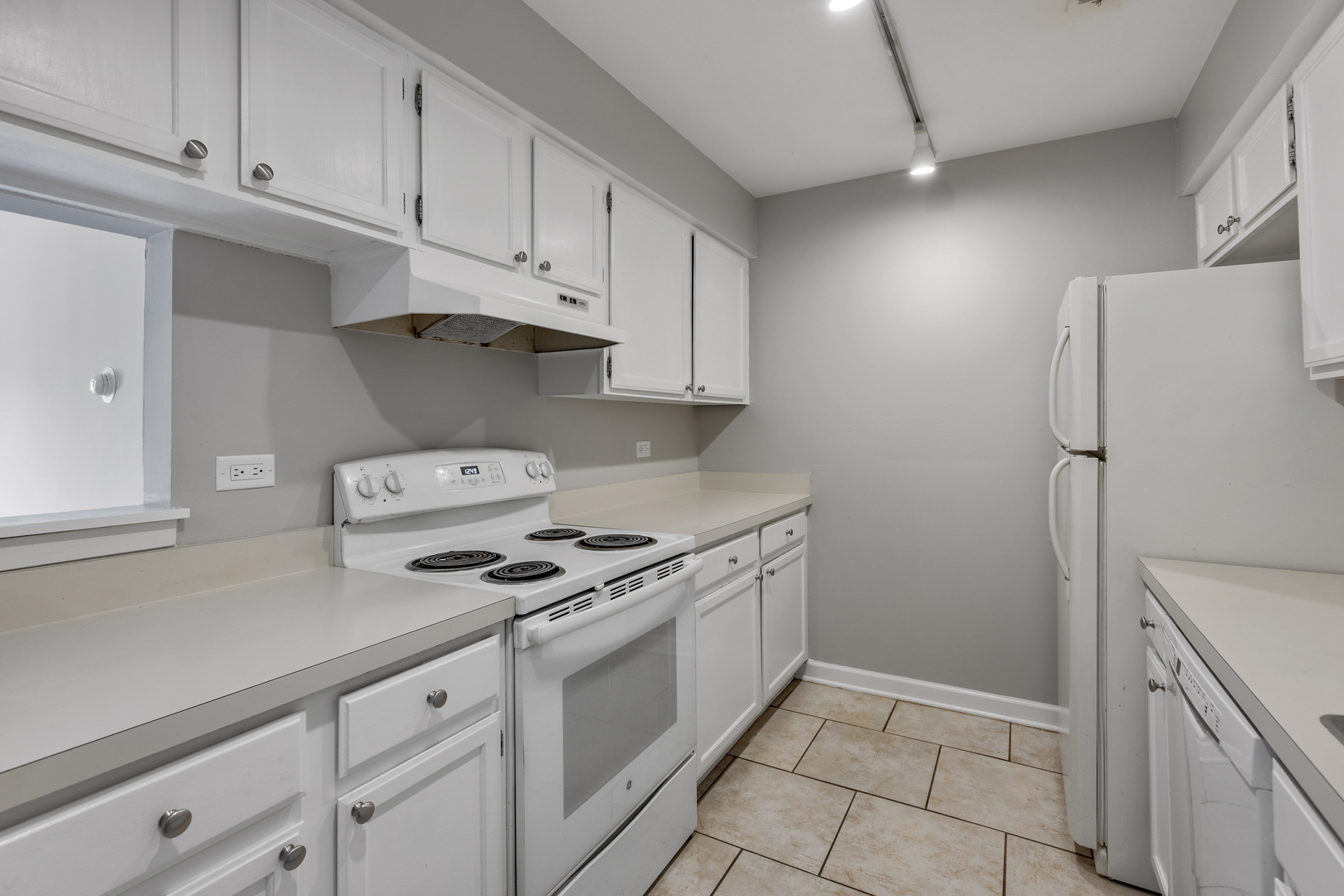 1444 Stonebridge Circle #H3, Wheaton, IL