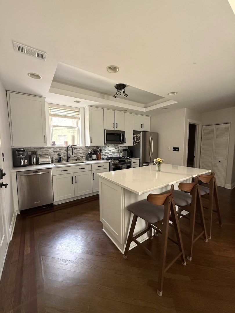 526 W CORNELIA Avenue #1, Chicago, IL
