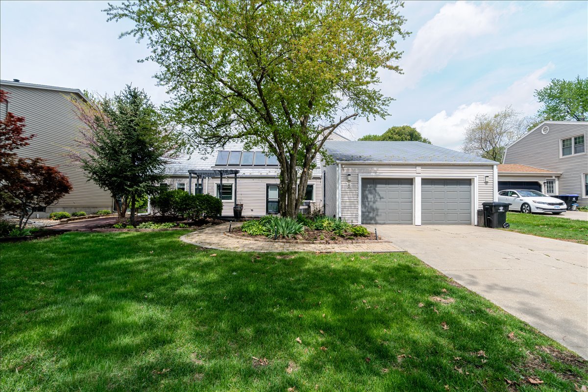 6 Kenfield Circle, Bloomington, IL