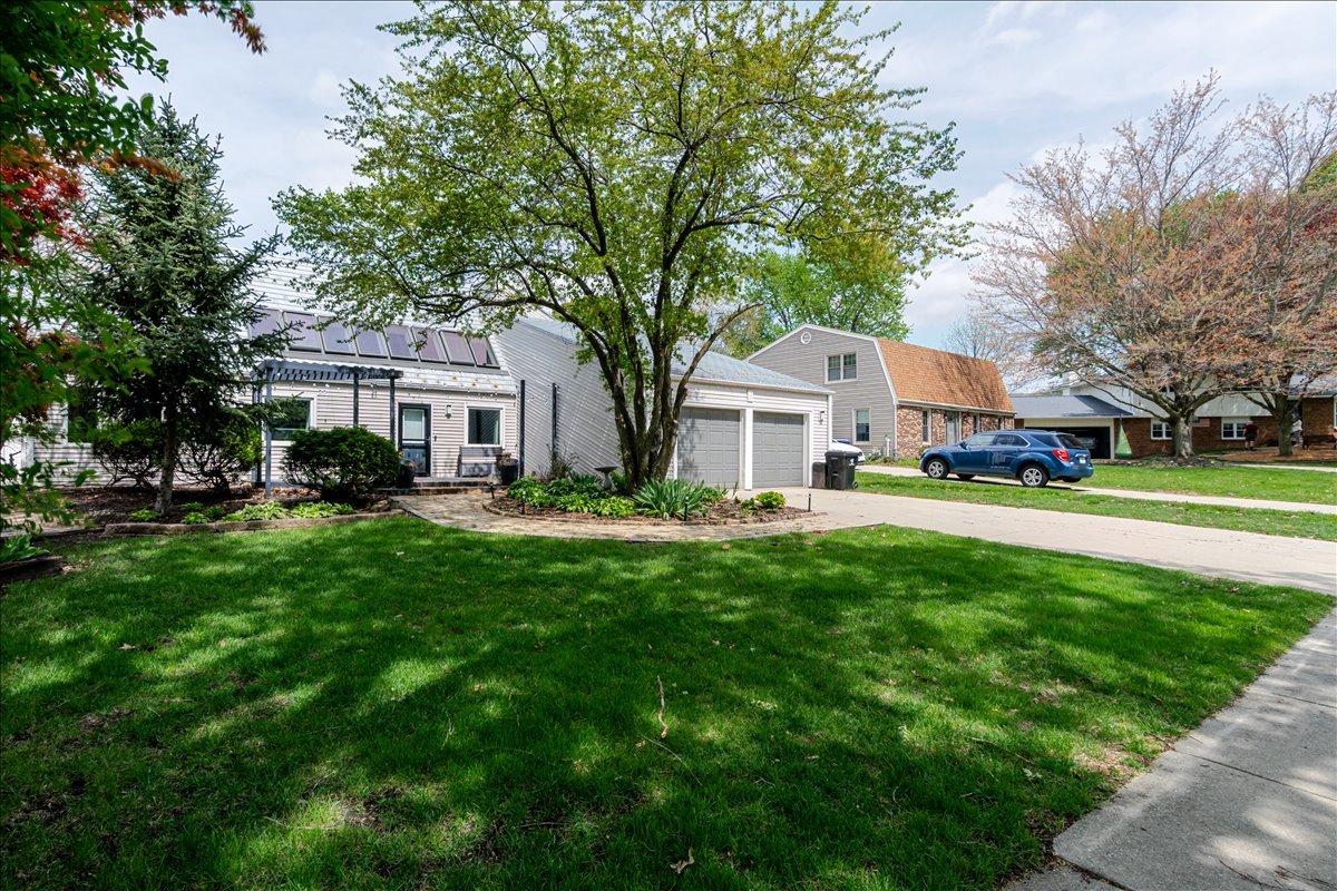 6 Kenfield Circle, Bloomington, IL