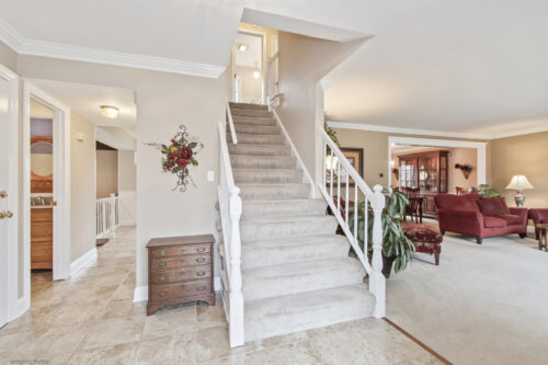 913 Warwick Lane, Libertyville, IL