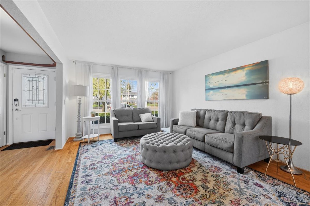 421 Thompson Boulevard, Buffalo Grove, IL