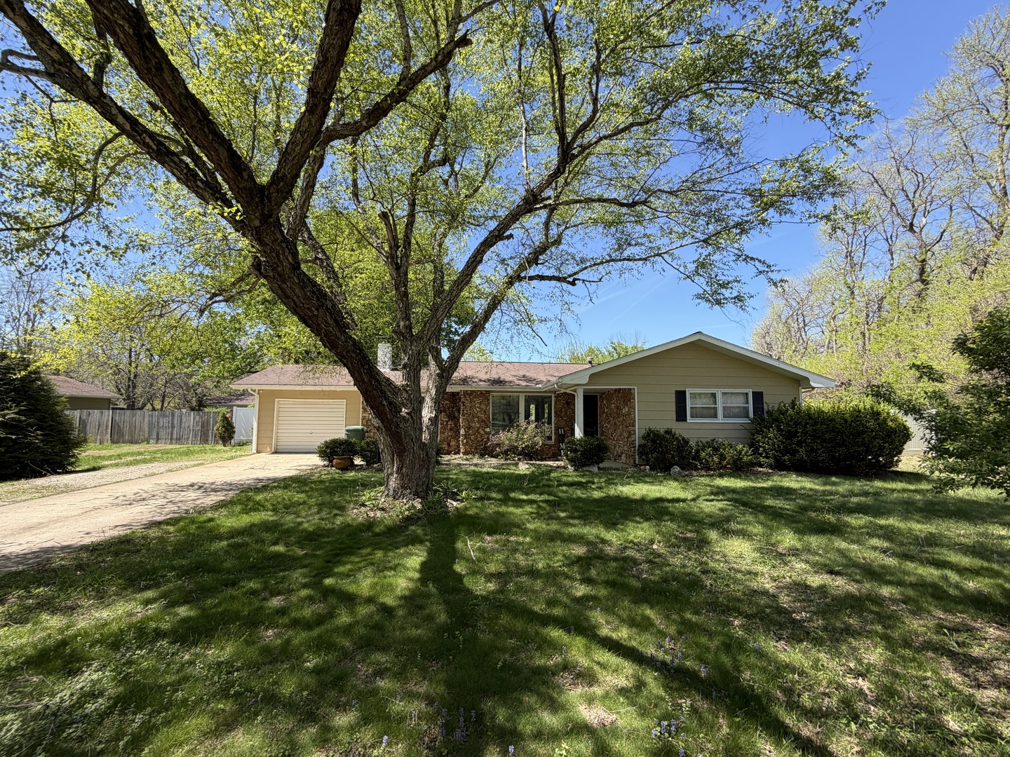 2100 Ironwood Lane, Charleston, IL