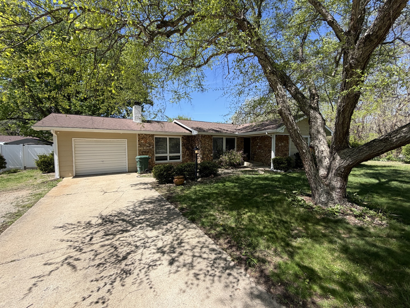 2100 Ironwood Lane, Charleston, IL