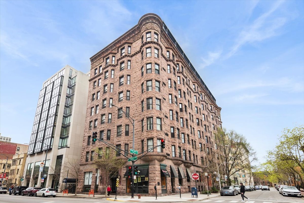 2800 N Pine Grove Avenue #7E, Chicago, IL