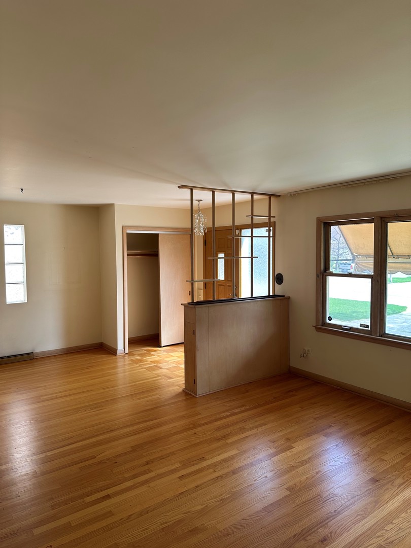 5636 W Sunnyside Avenue, Chicago, IL