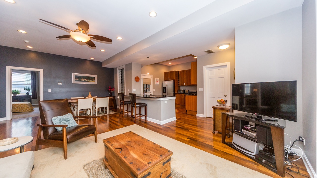 561 W BRIAR Place #206, Chicago, IL