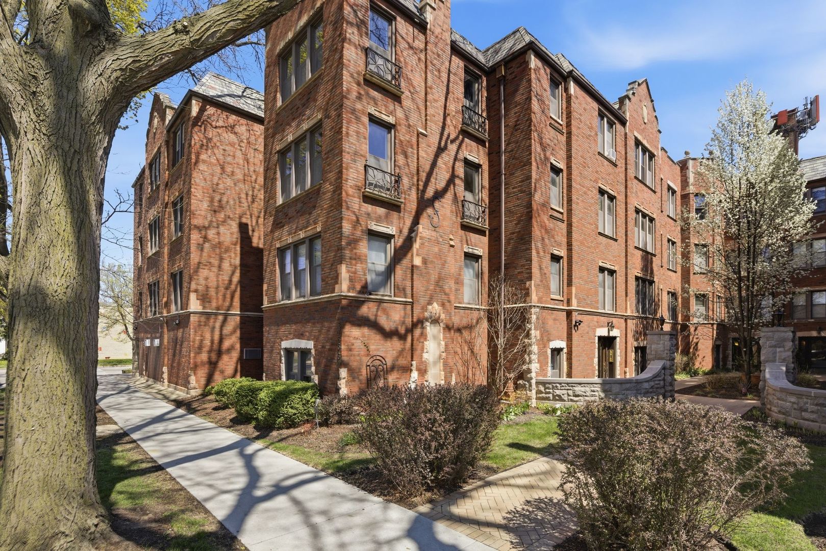6761 N Artesian Avenue #2H, Chicago, IL