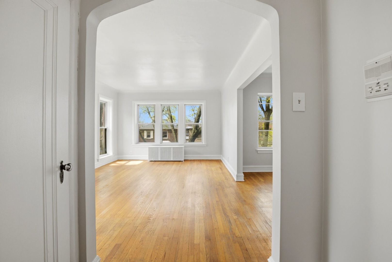 6761 N Artesian Avenue #2H, Chicago, IL