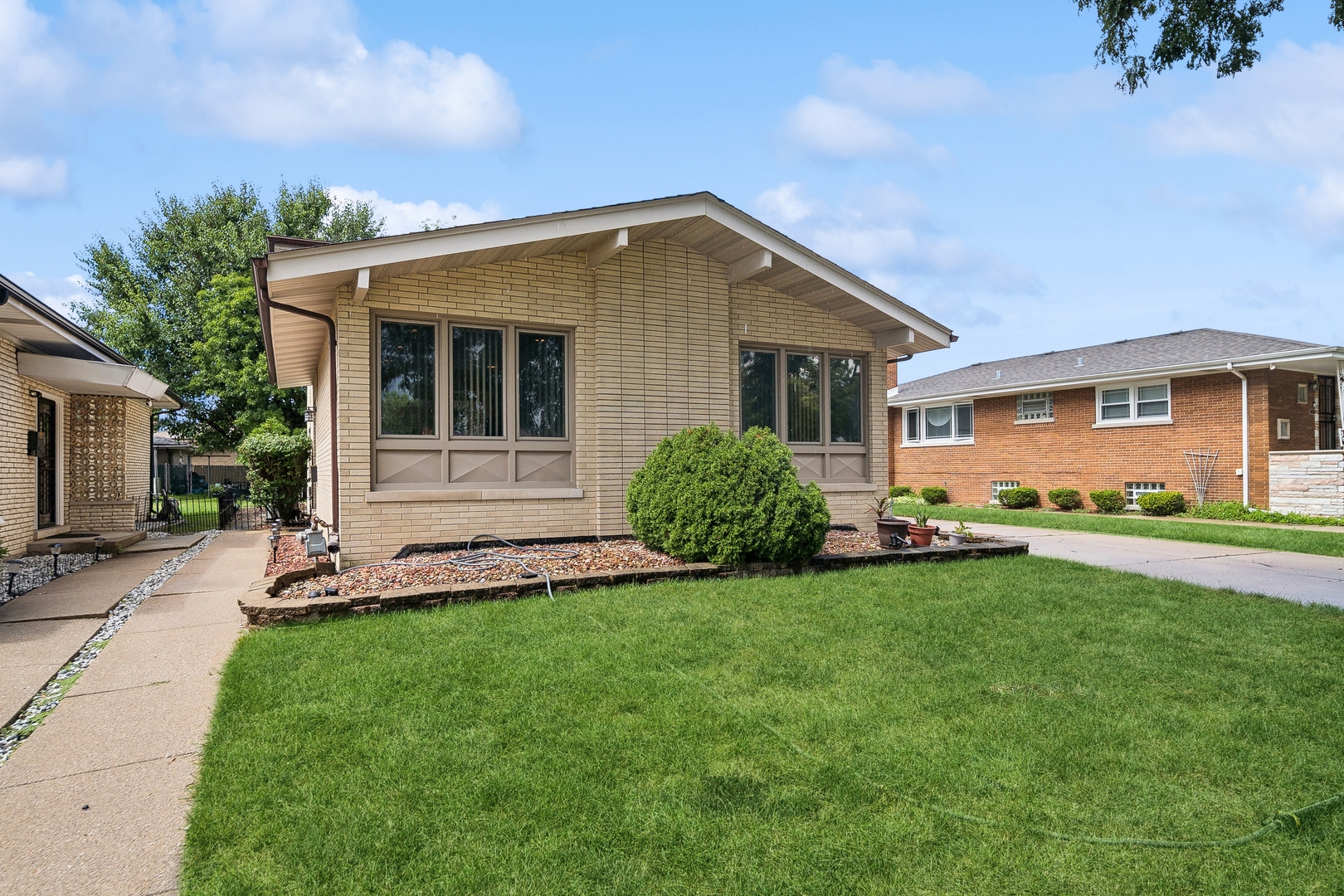 8918 S Francisco Avenue, Evergreen Park, IL