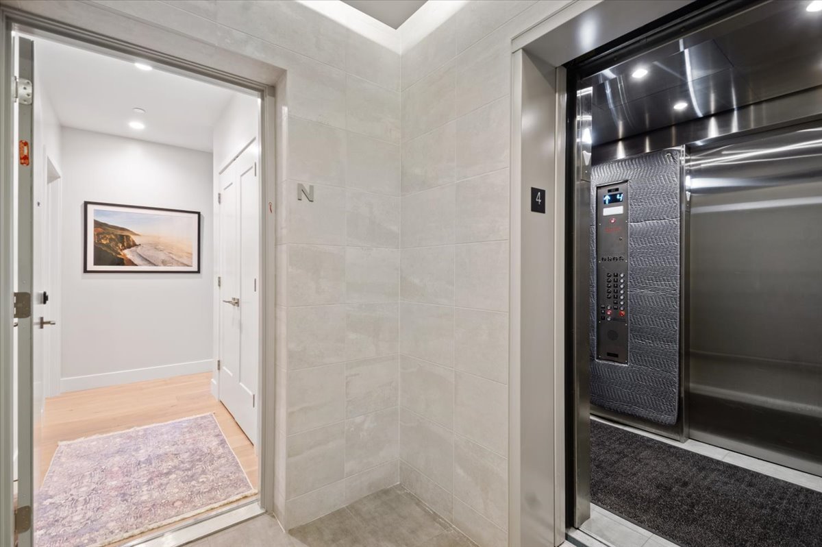 550 N Ogden Avenue #4N, Chicago, IL