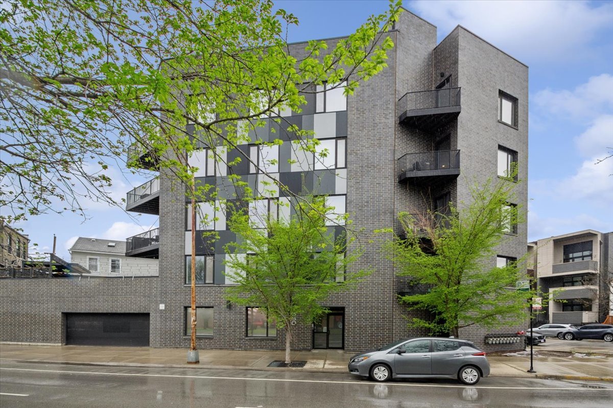 550 N Ogden Avenue #4N, Chicago, IL