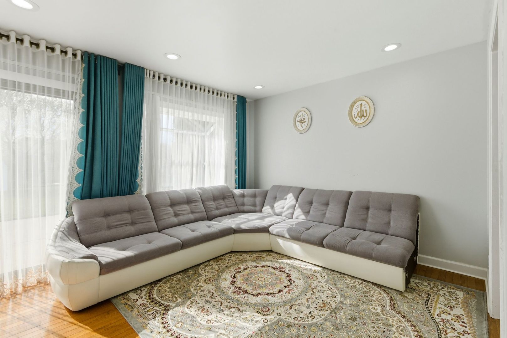 1038 S Hunt Club Drive, Mount Prospect, IL