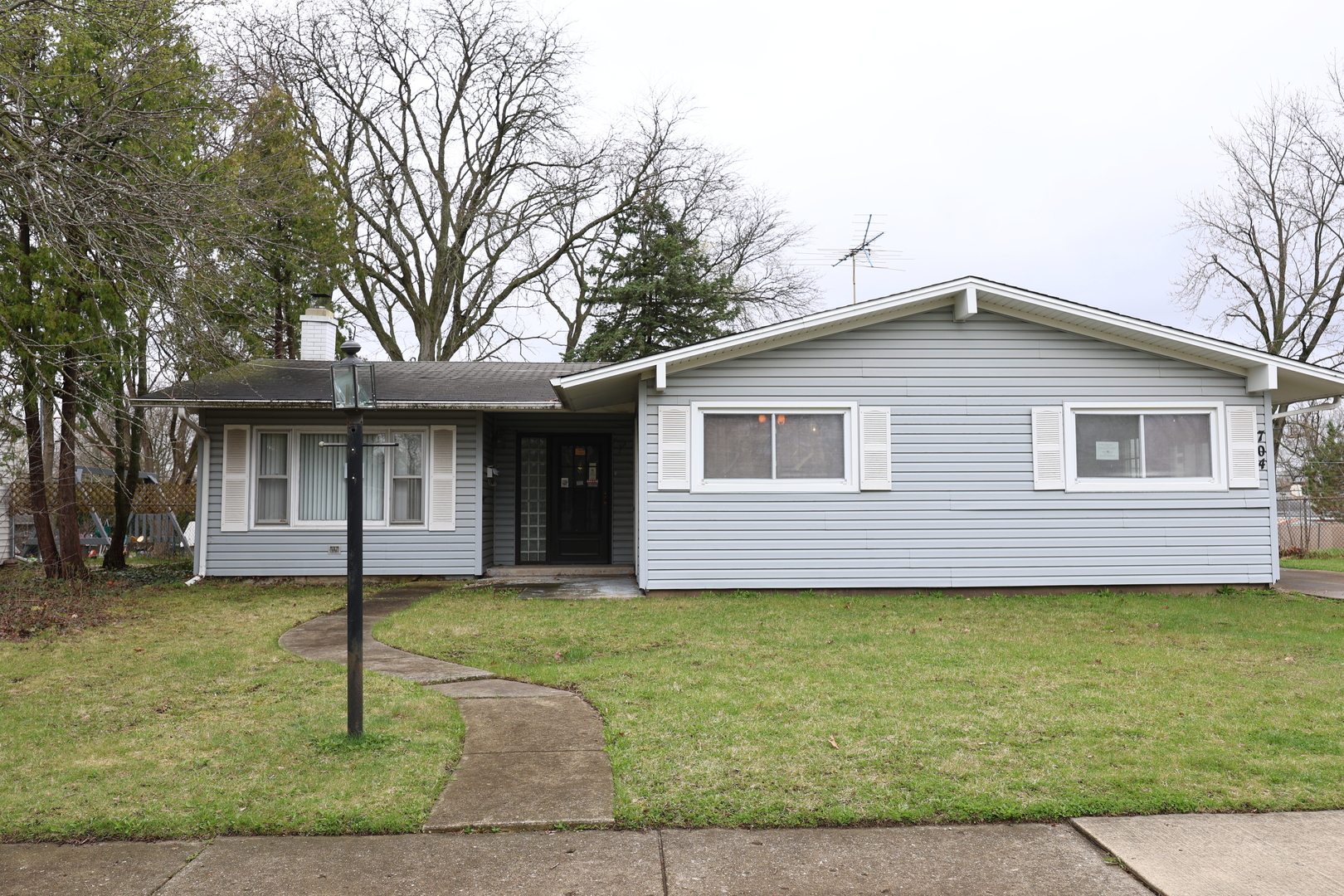 704 LINCOLNWOOD Drive, Streamwood, IL