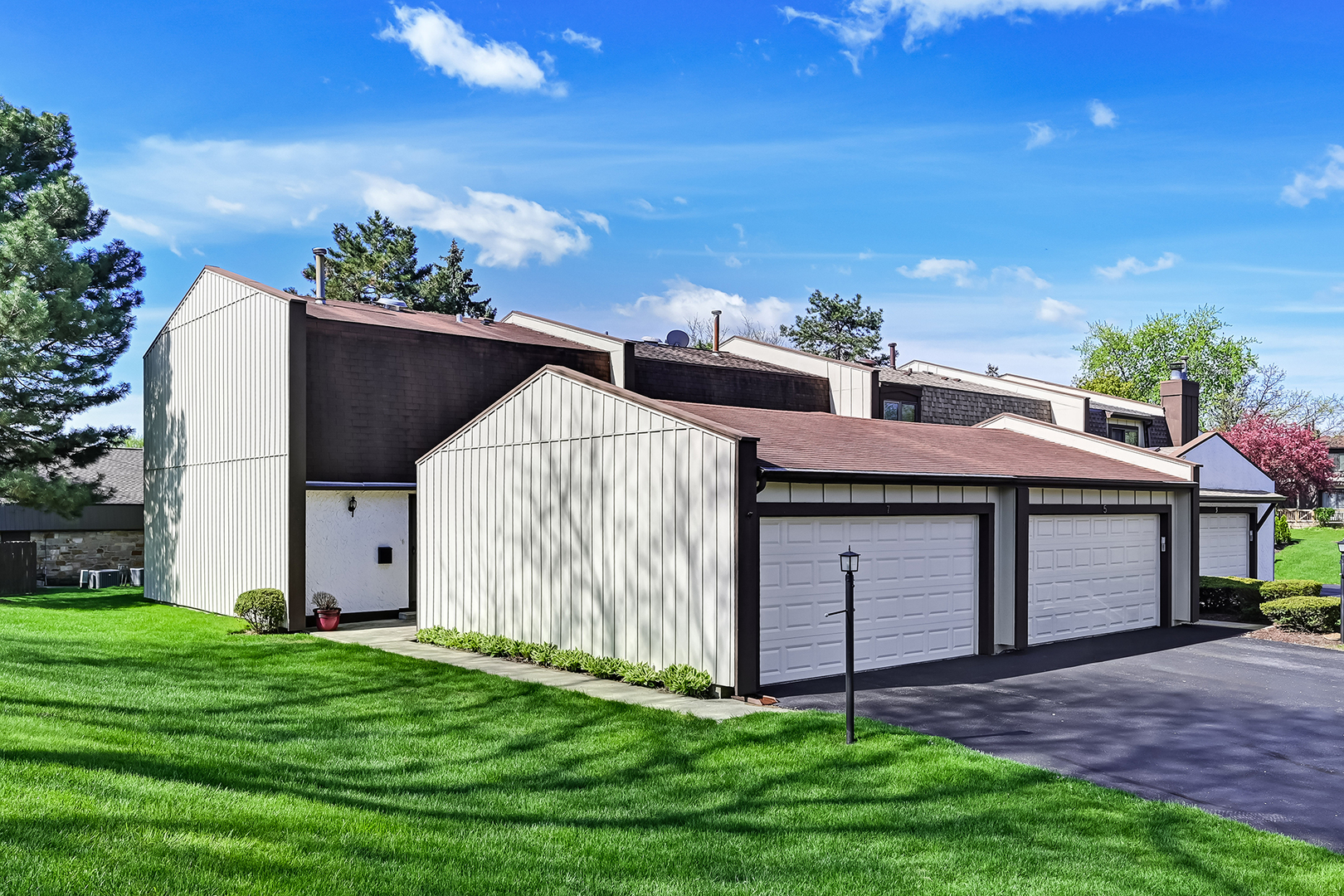 7 Nacona Lane, Indian Head Park, IL