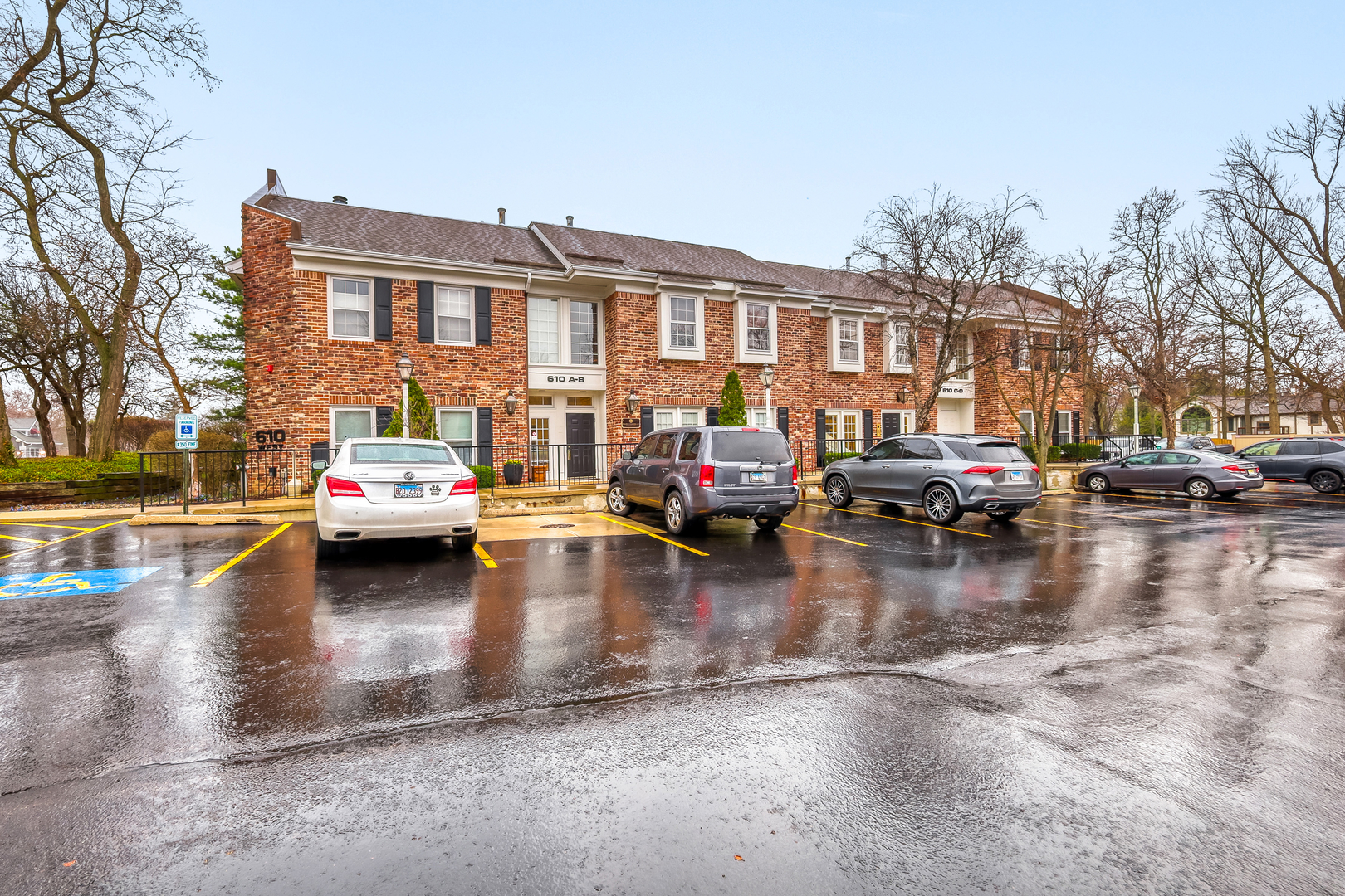 610 W Roosevelt Road #D2, Wheaton, IL