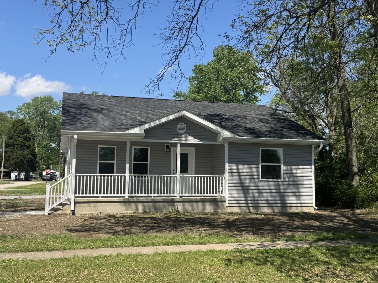 750 W 3rd Street, Flora, IL