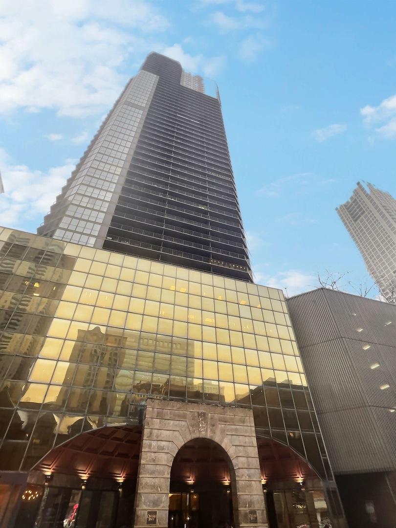 10 E Ontario Street #2801, Chicago, IL